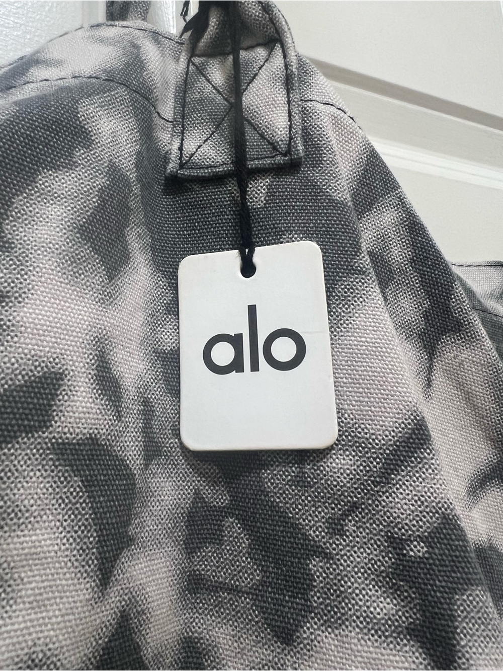NWT ALO Yoga Tie-Dye Canvas Tote Bag in Black and Cream - Picture 2 of 4